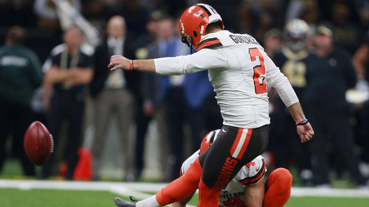 Zane González patea un balón