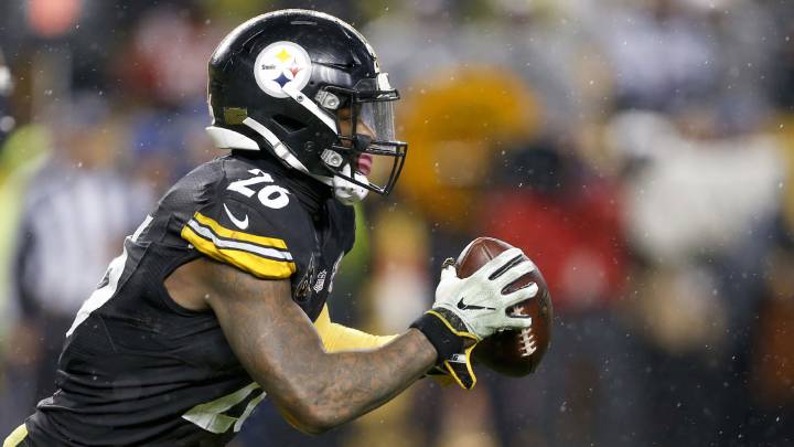 Le'Veon Bell acarrea el balón