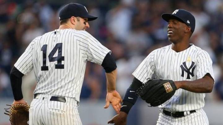 Andrew McCutchen choca palmas con Neil Walker