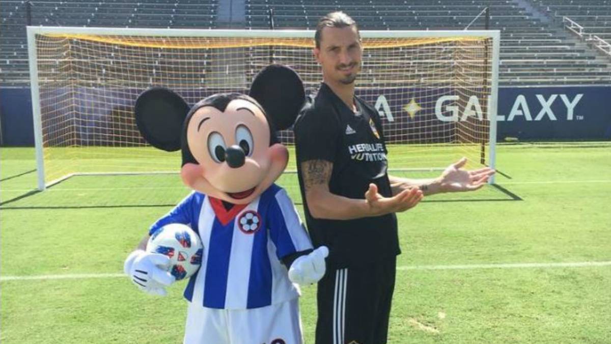 Mickey Mouse también se declara fan de Zlatan Ibrahimovic