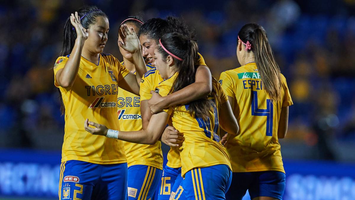 Jugadoras de fútbol en el campo de juego