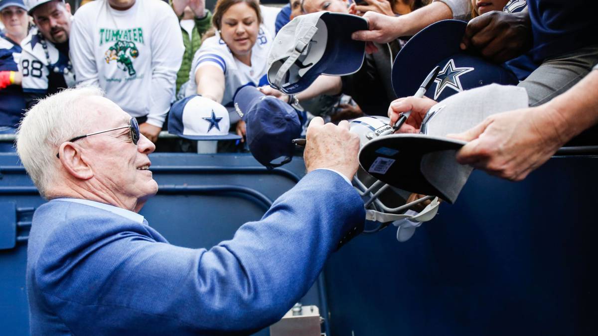 Jerry Jones riñe con locutor de radio por crítica a los Cowboys