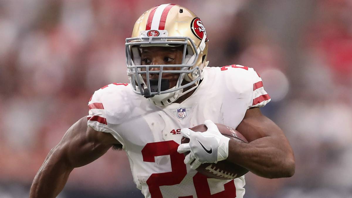 Matt Breida acarrea el balón