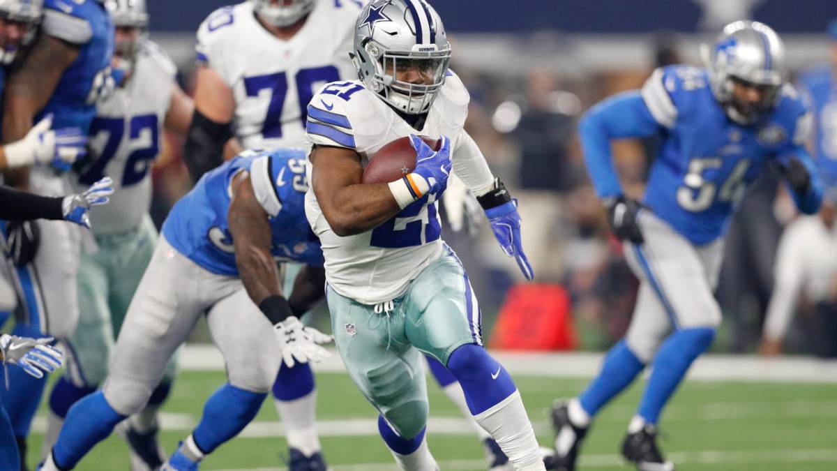 Ezekiel Elliott con el balón