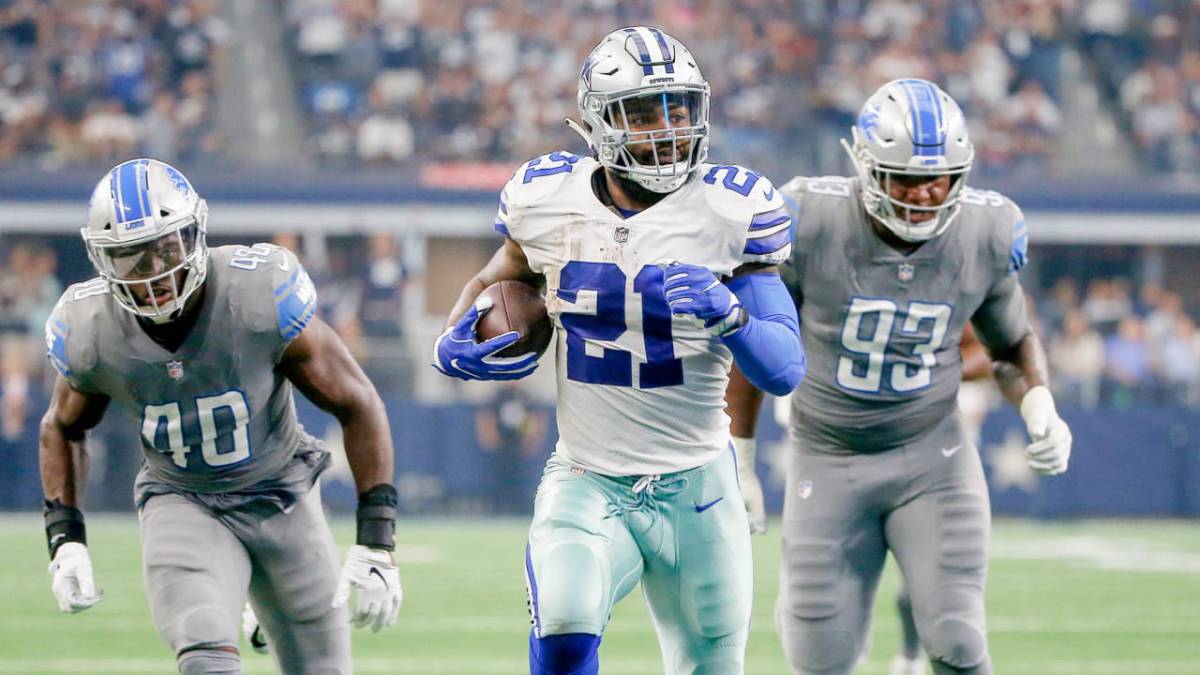 Ezekiel Elliott con el balón