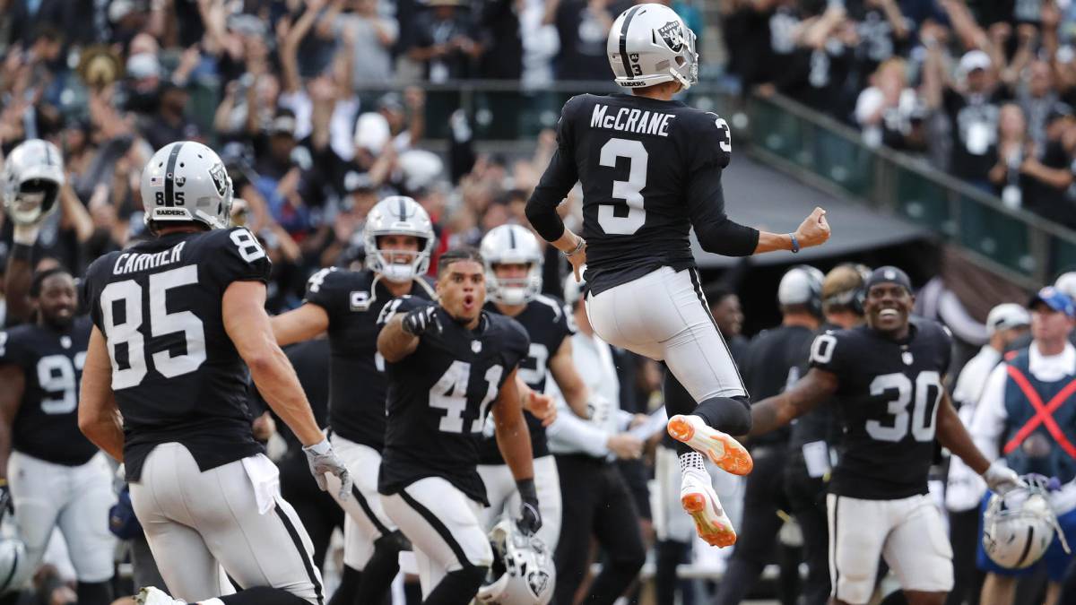 Carr y Cook guían a los Raiders a su primer triunfo de la campaña
