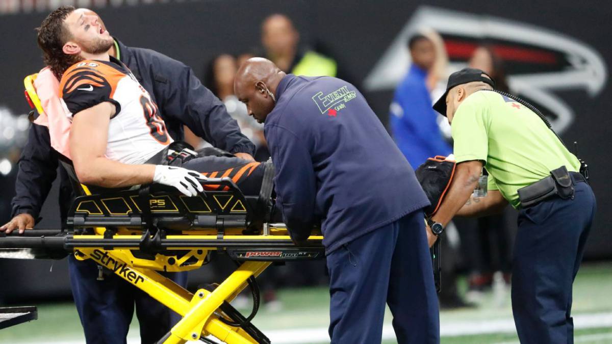 Tyler Eifert es retirado del encuentro ante Falcons