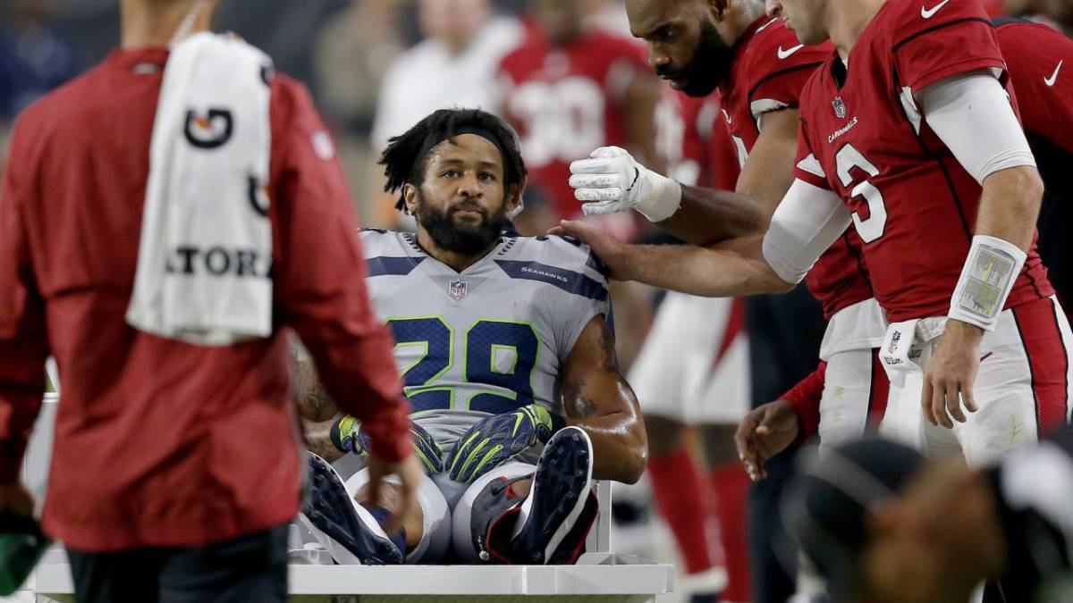Earl Thomas sale del campo lesionado