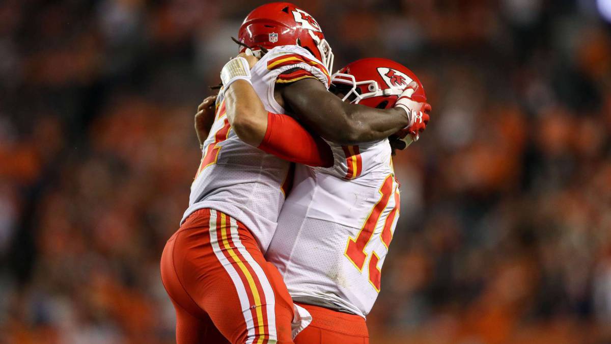 Mahomes y Hunt lideran remontada de Chiefs en Denver