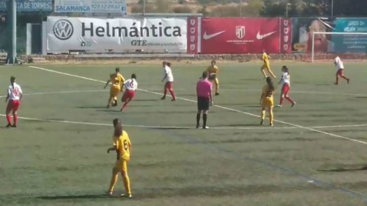 Jugadoras de fútbol en el campo de juego