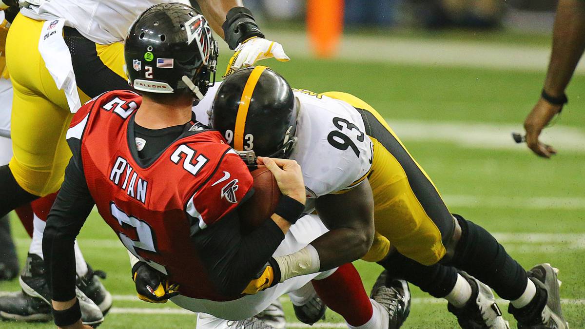 Matt Ryan es tackleado por Jason Worilds