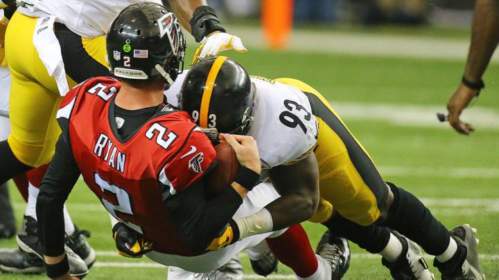 Matt Ryan es tackleado por Jason Worilds
