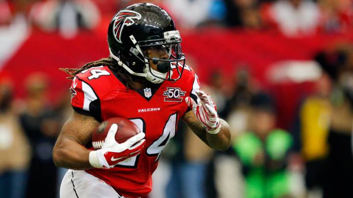 Devonta Freeman acarrea el balón