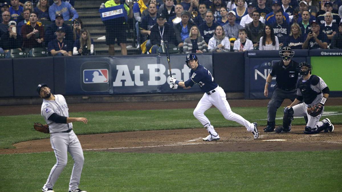 Christian Yelich conecta la pelota