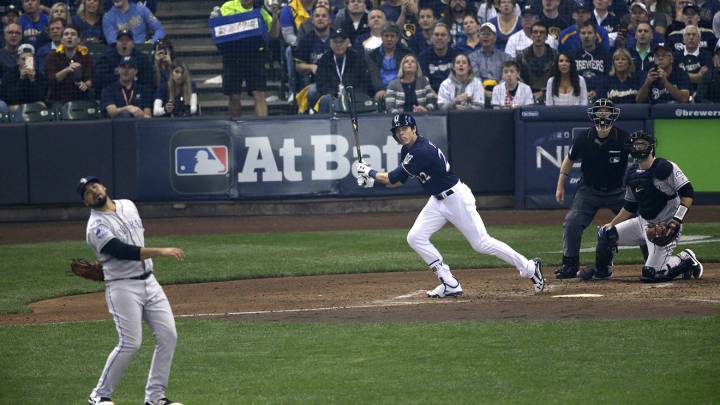 Christian Yelich conecta la pelota