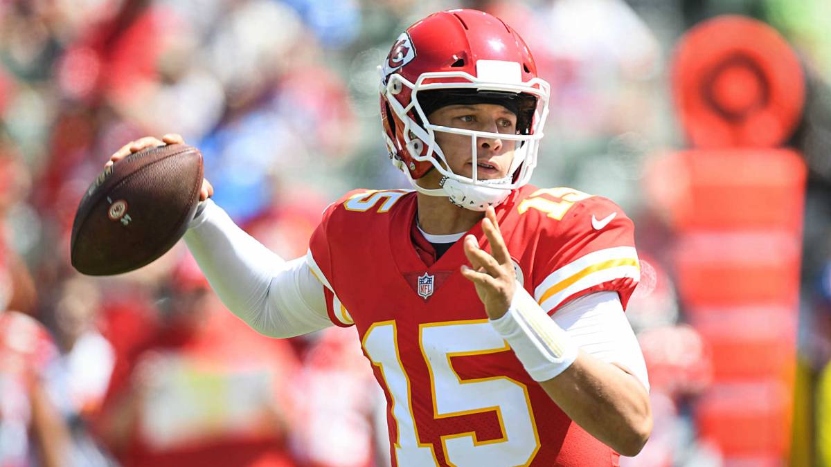 Patrick Mahomes lanza un pase