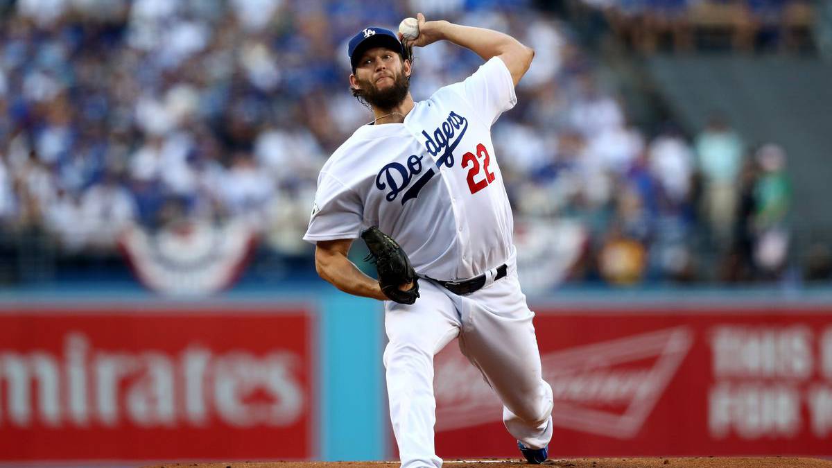 Clayton Kershaw lanza un pitcheo