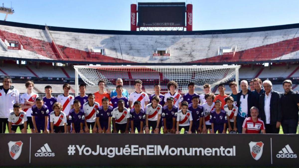Los 12 niños rescatados de la cueva inundada en Tailandia fueron invitados a Argentina por el COI y aprovecharon para jugar un partido amistoso en el Monumental.