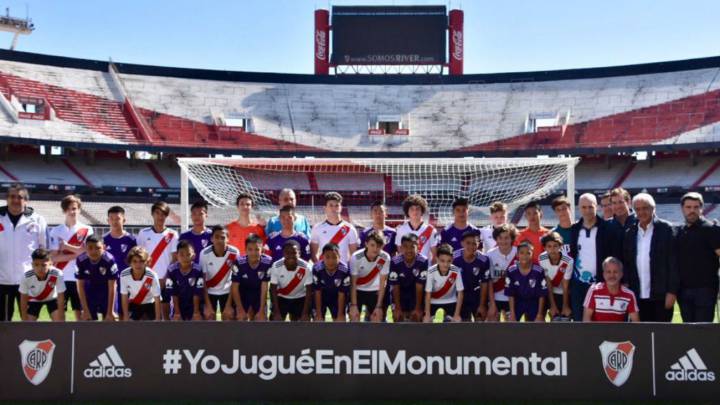 Los 12 niños rescatados de la cueva inundada en Tailandia fueron invitados a Argentina por el COI y aprovecharon para jugar un partido amistoso en el Monumental.
