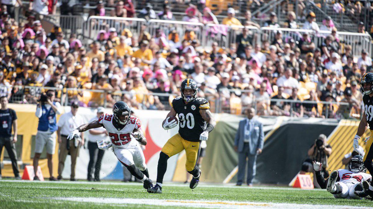 James Conner acarrea el balón