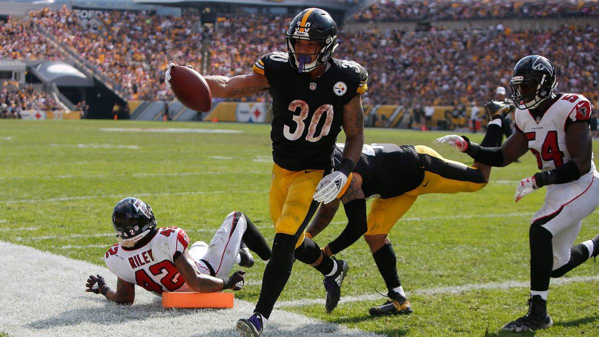 James Conner acarrea el balón