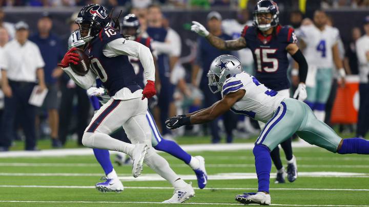 DeAndre Hopkins lleva el balón