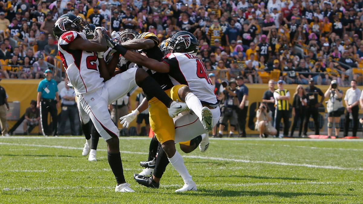 Antonio Brown disputa una bola