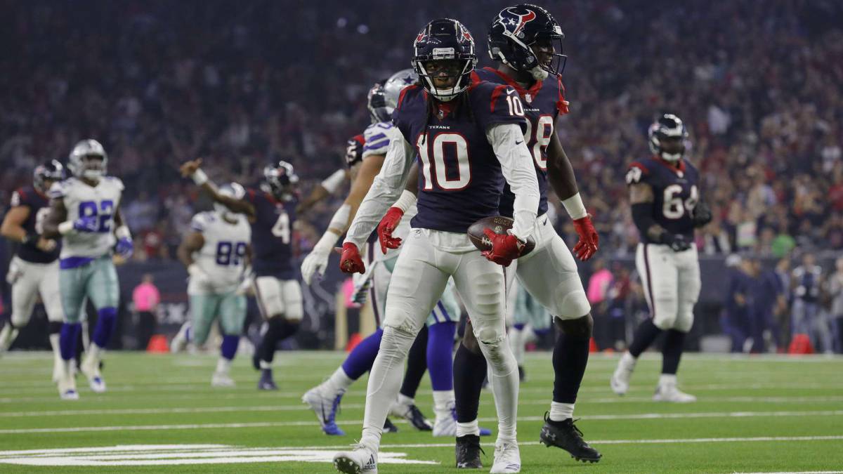DeAndre Hopkins lleva el balón