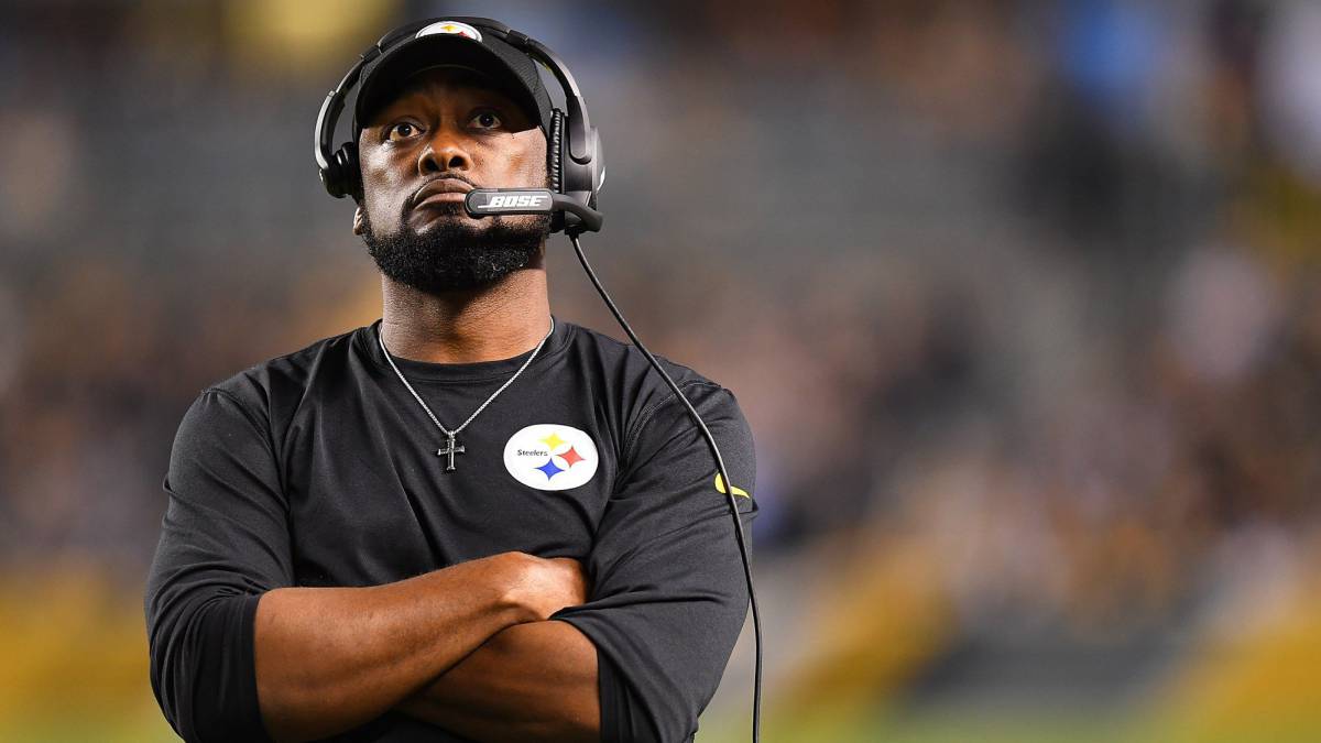 Mike Tomlin cruzado de brazos