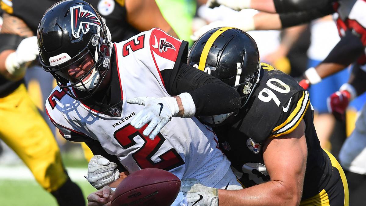 Matt Ryan es tackleado y pierde el balón