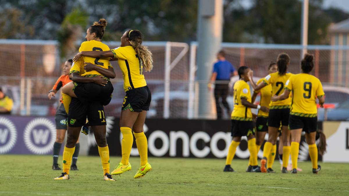 Jugadoras festejando una anotación