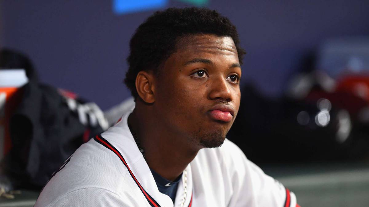 Ronald Acuña Jr. en el dugout de los Braves