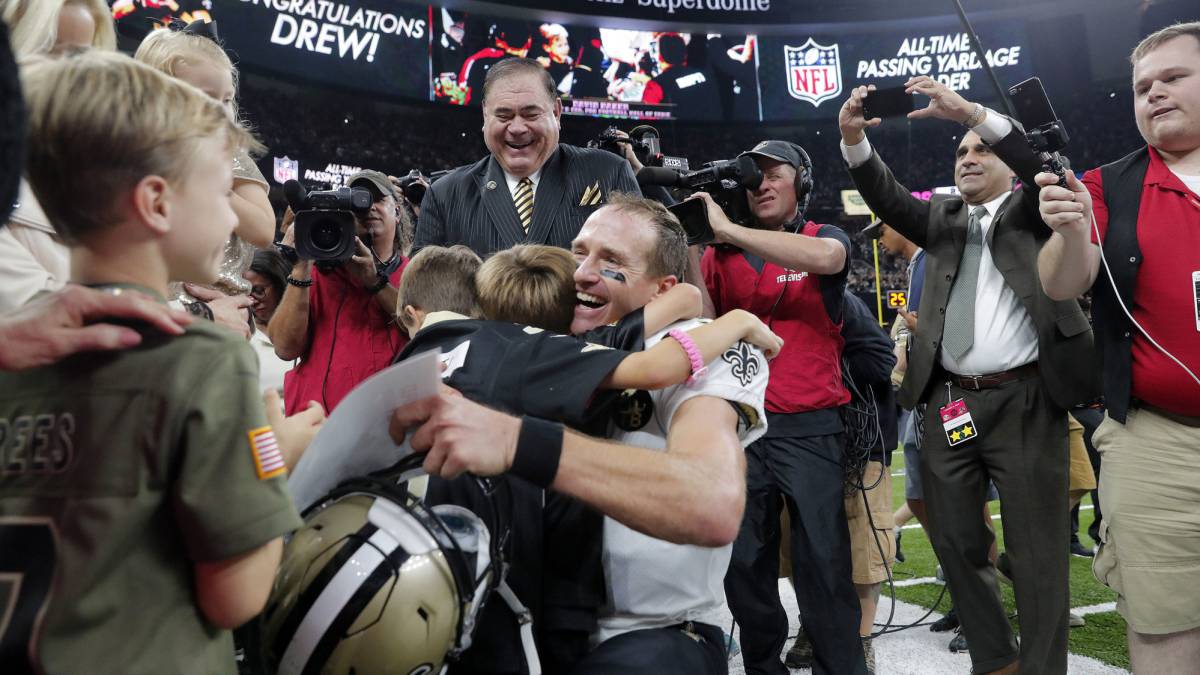 Drew Brees celebra la marca de yardas aéreas con sus hijos