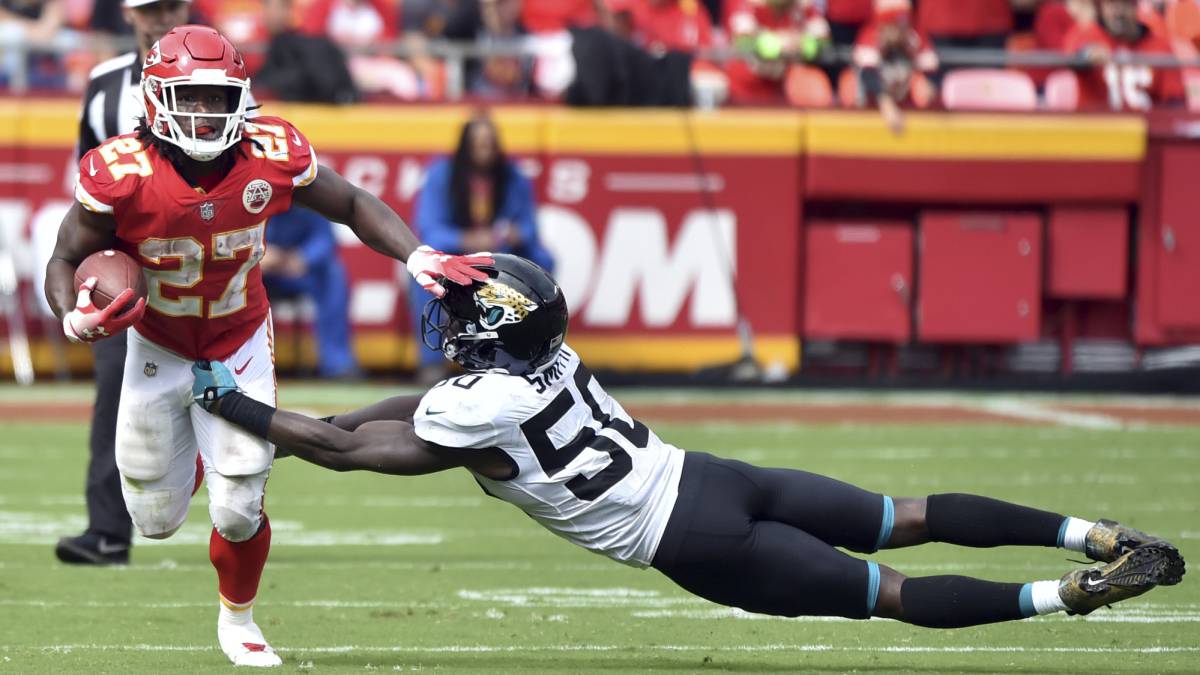 Kareem Hunt se quita un tackle