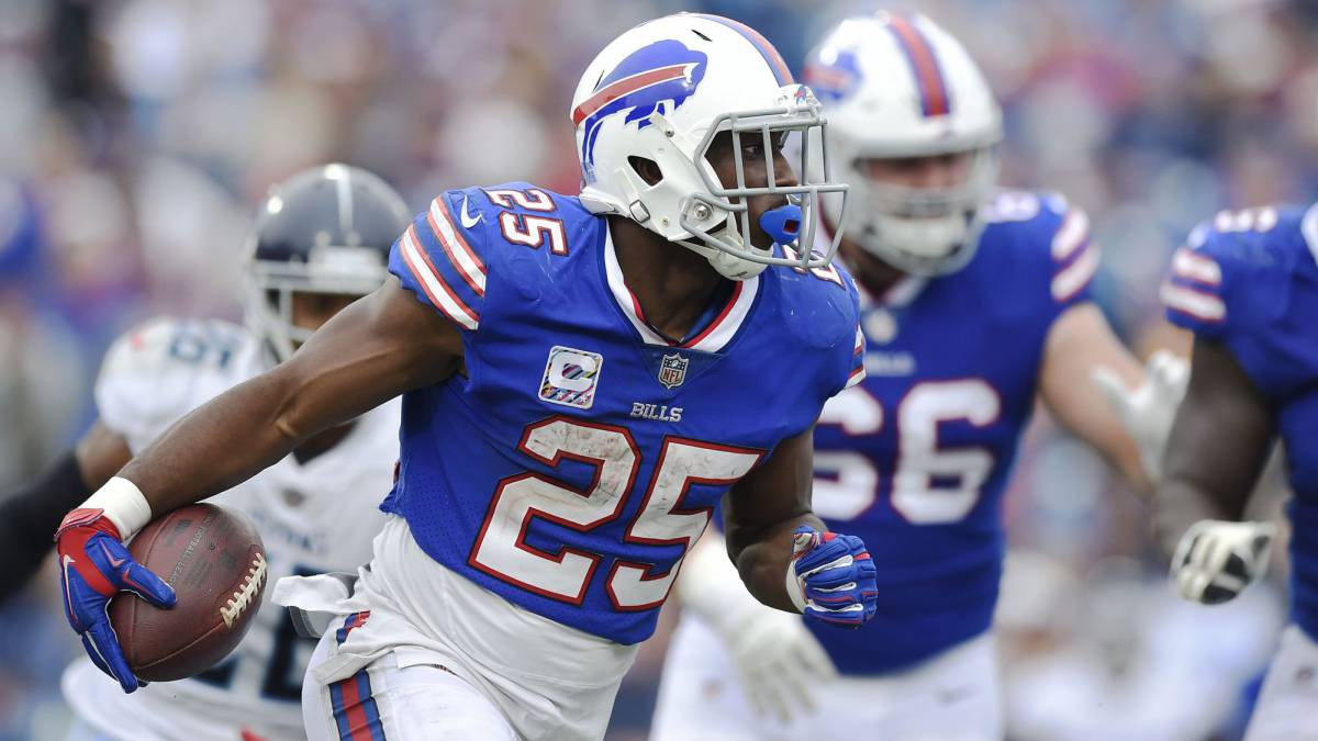 LeSean McCoy acarrea el balón