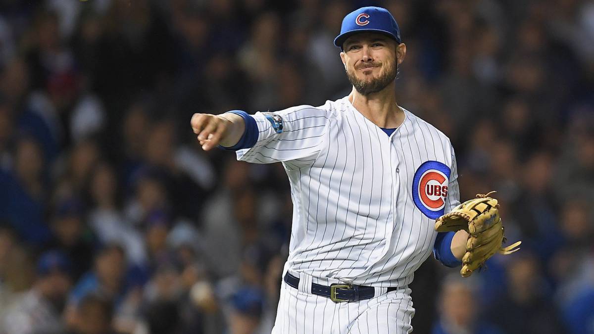 Kris Bryant lanza una pelota