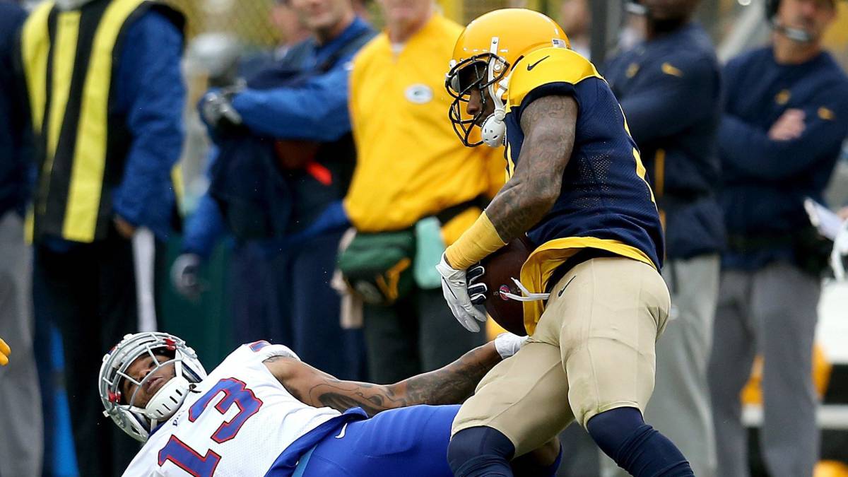 Ha Ha Clinton-Dix tacklea a Kelvin Benjamin
