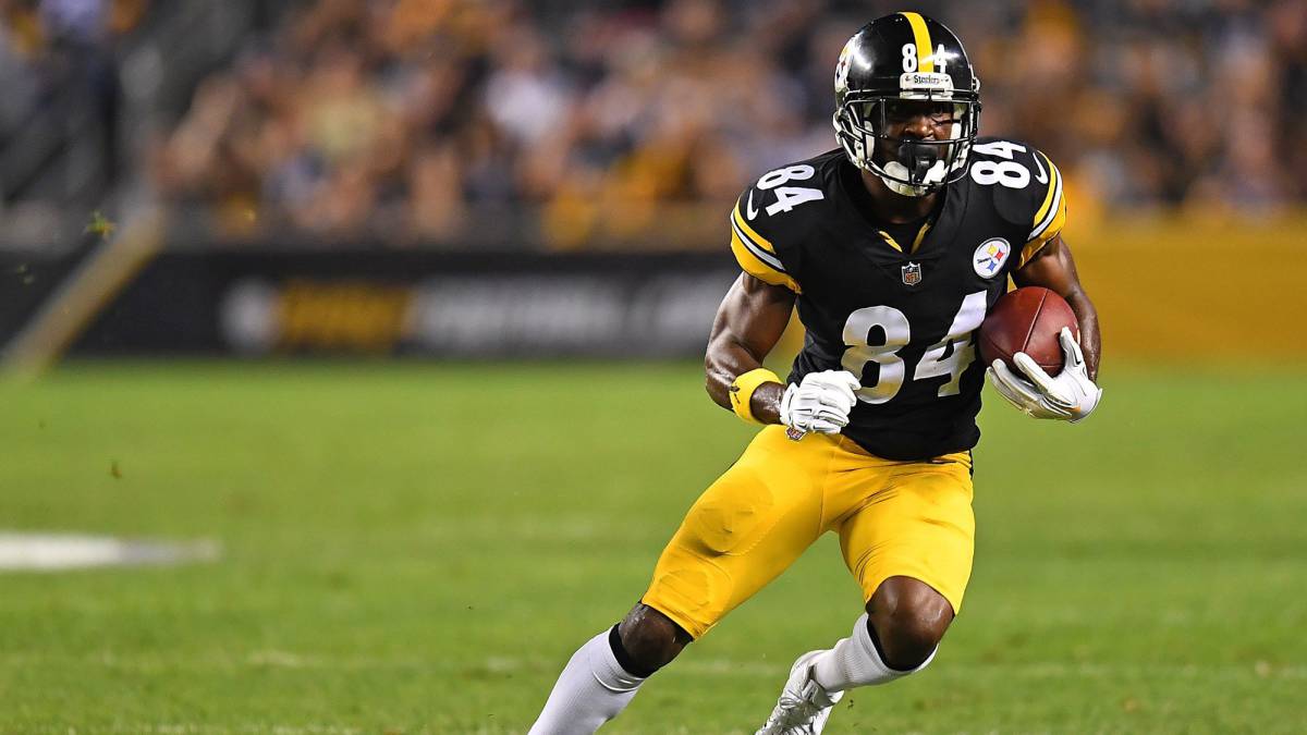 Antonio Brown corre con el balón en partido de los Steelers