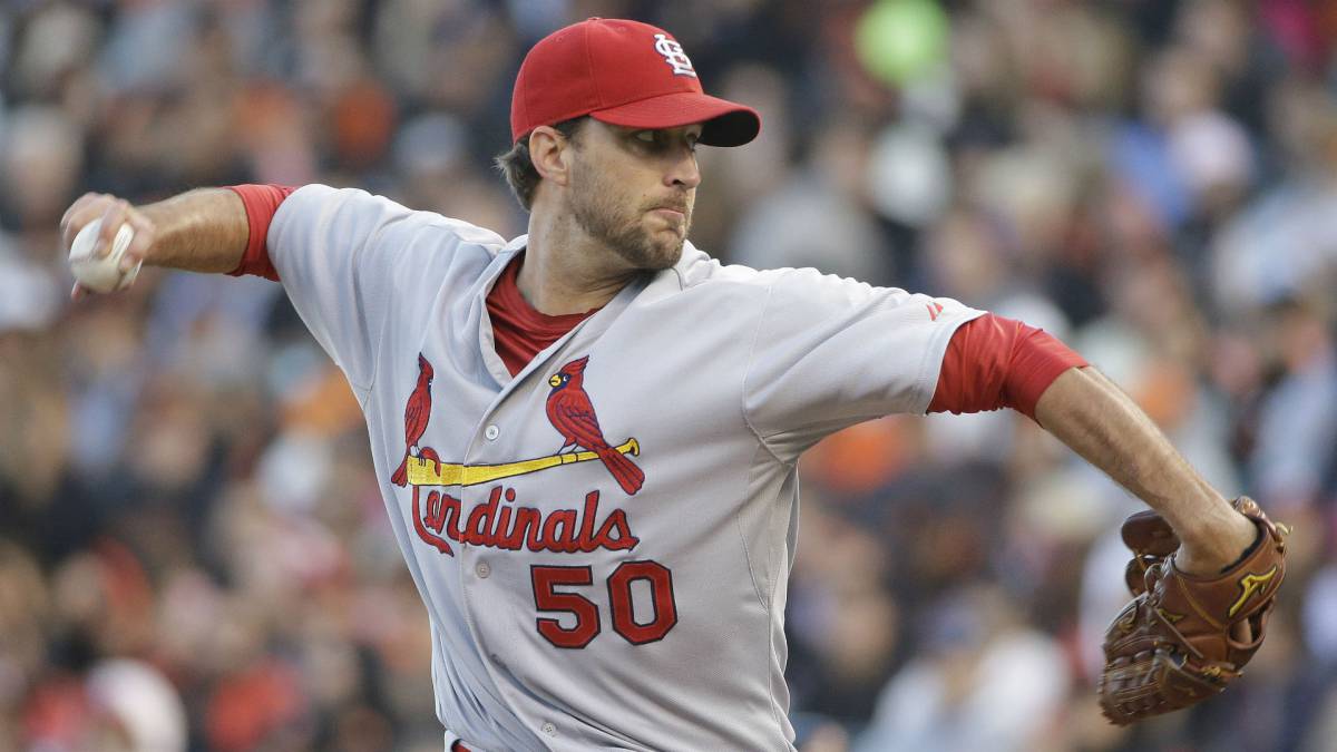 Adam Wainwright lanza un pitcheo