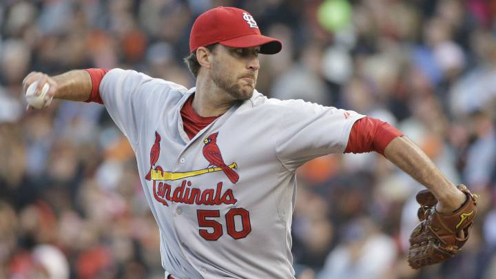 Adam Wainwright lanza un pitcheo