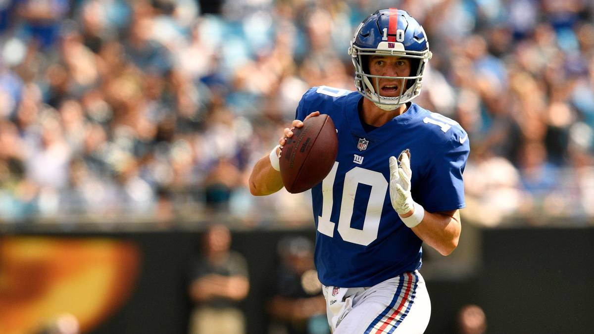 Eli Manning antes de lanzar un pase