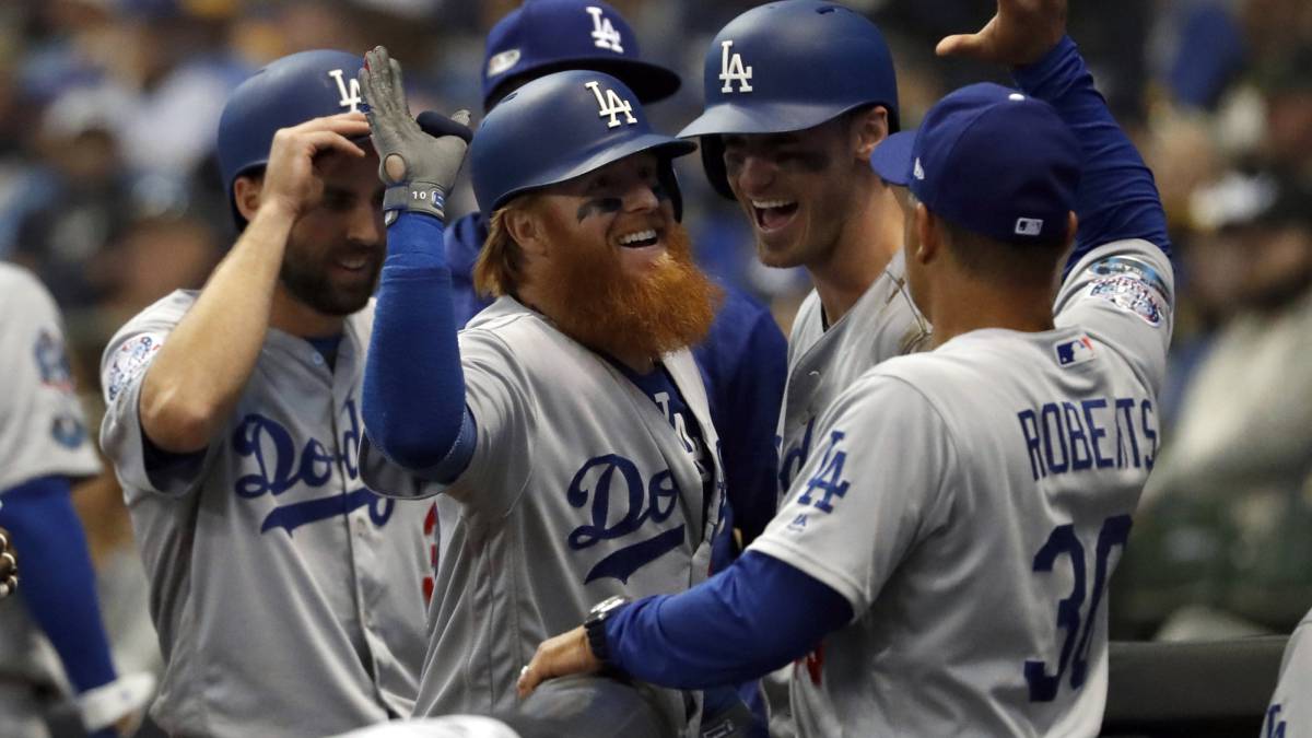 Dodgers festejan cuadrangular de Turner
