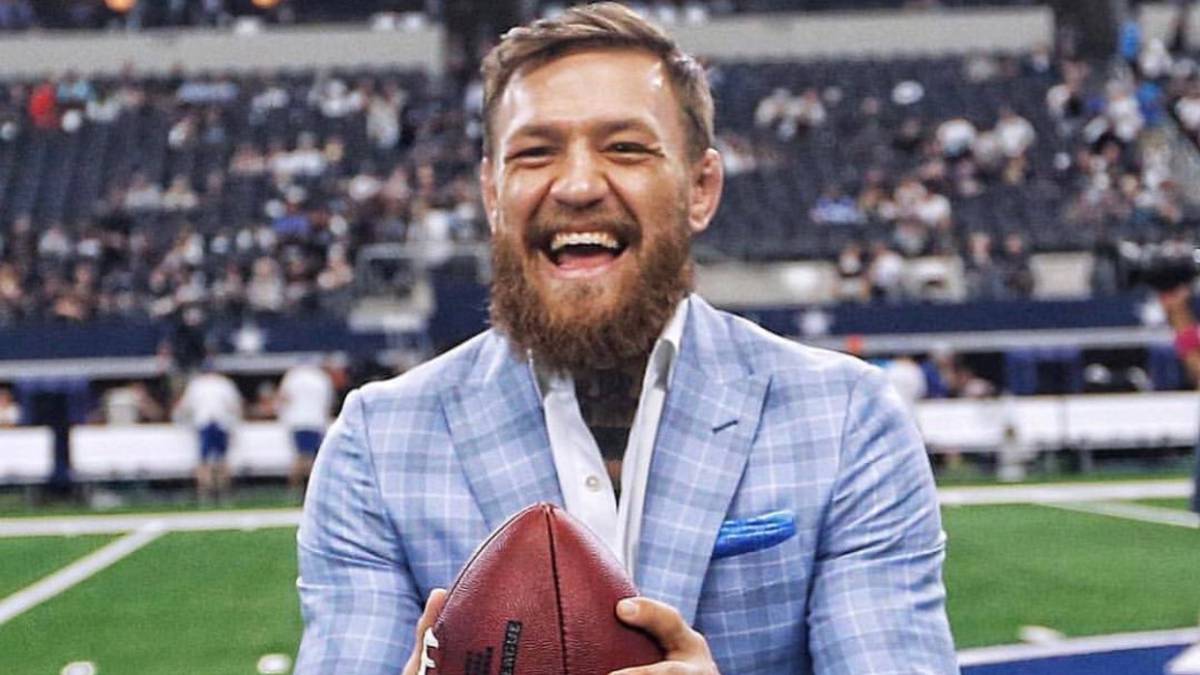 El excampeón de peso ligero de la UFC, Conor McGregor fue invitado por el dueño de los Dallas Cowboys, Jerry Jones, al partido de su equipo en el AT&T Stadium.