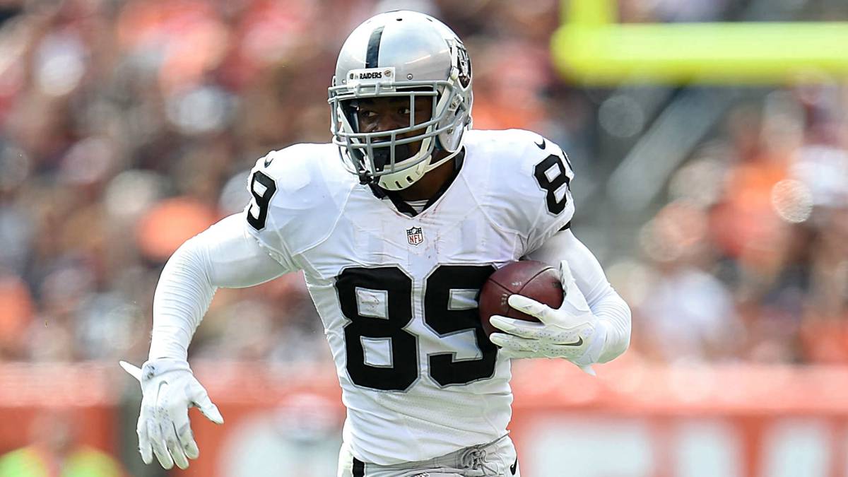 Amari Cooper acarrea el balón