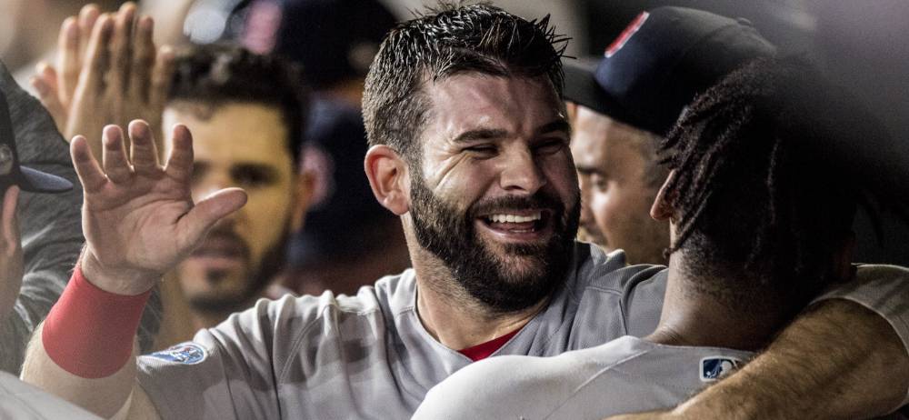 Mitch Moreland celebra en el dugout