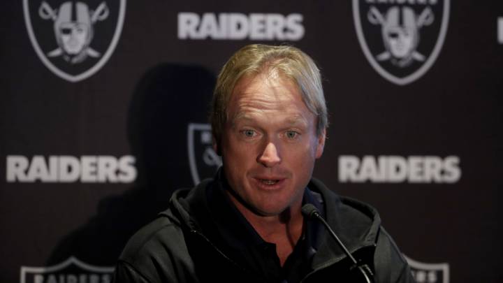 Jon Gruden en conferencia de prensa
