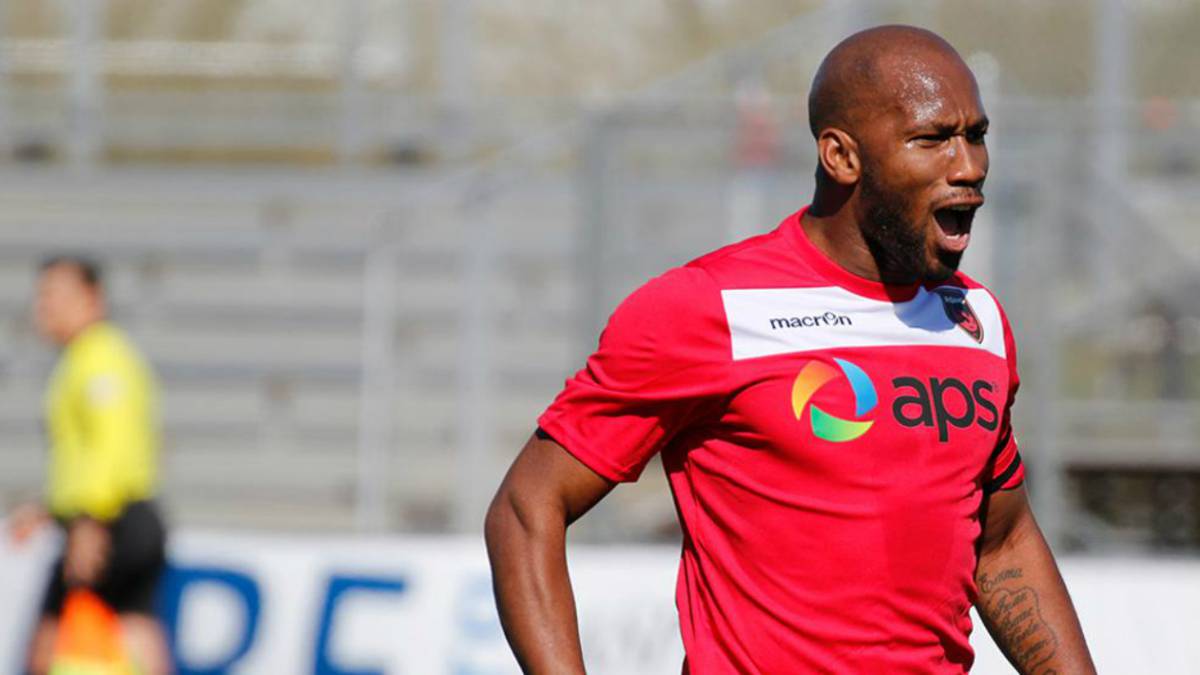 La leyenda de Costa de Marfil, Didier Drogba sigue dando clases de como se le tiene que pegar a la pelota, en esta ocasión el gol fue de tiro libre.