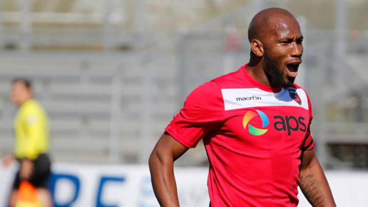 La leyenda de Costa de Marfil, Didier Drogba sigue dando clases de como se le tiene que pegar a la pelota, en esta ocasión el gol fue de tiro libre.