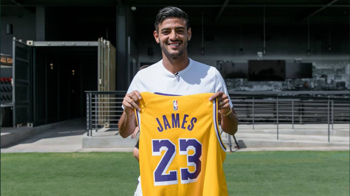 El mensaje de Carlos Vela a LeBron James por su debut en LA