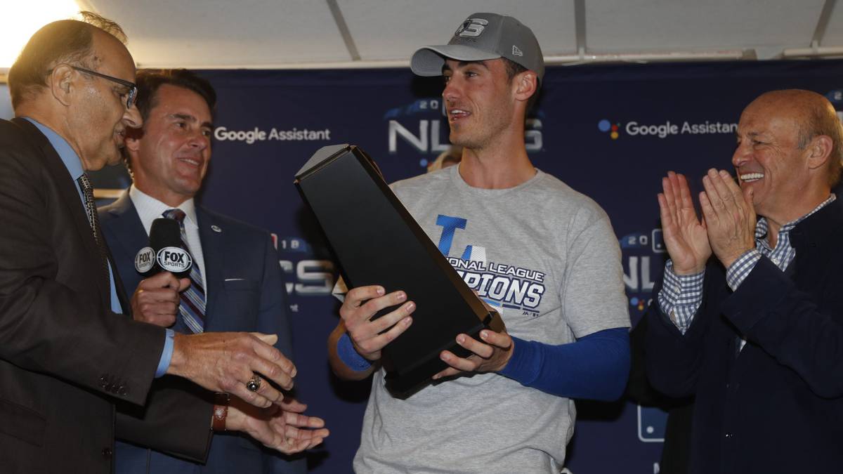Cody Bellinger recibe el trofeo de MVP